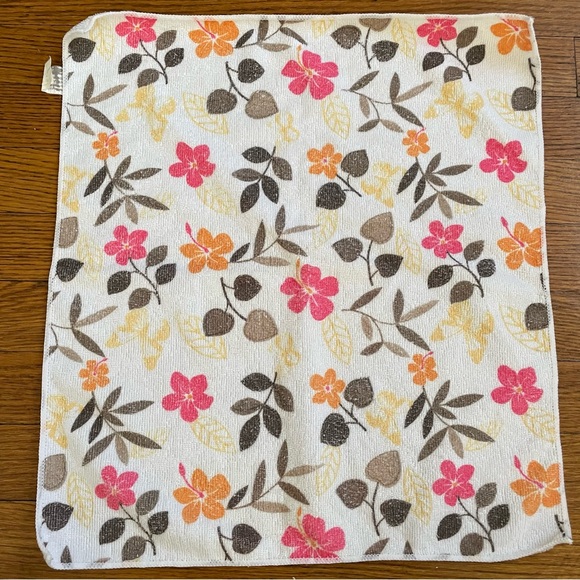 Floral and Leaf Patterned Hand Towels - Picture 2 of 9